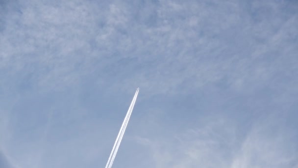 Filmación Avión Cielo Con Senderos Nubes Contra Cielo Azul Verano — Vídeos de Stock