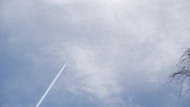 德国巴伐利亚 一架带有尾迹和云彩的飞机与蓝天相撞的镜头 — 图库视频影像