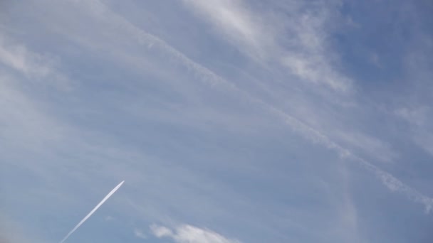 Filmato Aeroplano Cielo Con Piogge Nuvole Contro Cielo Blu Estate — Video Stock