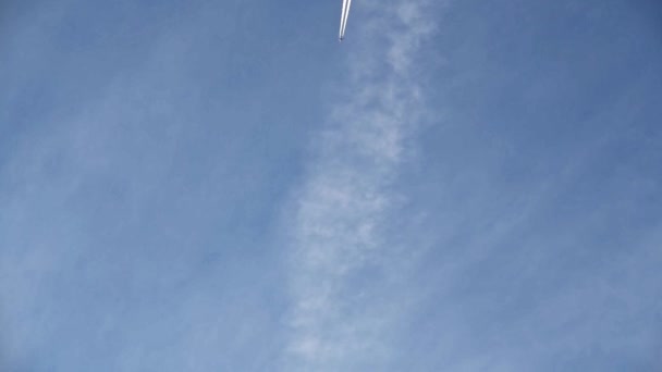 德国巴伐利亚 一架带有尾迹和云彩的飞机与蓝天相撞的镜头 — 图库视频影像