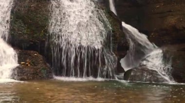 Jungingen ve Schlatt 'teki Starzel şelalesinin çevresel yürüyüş yolu Kirchenkoepfle Turu, Baden-Wuerttemberg Almanya