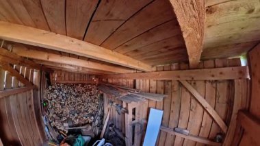 Almanya 'nın Bavyera Ormanı' ndaki manzaraya kameralı ahşap bir kulübe görüntüsü.