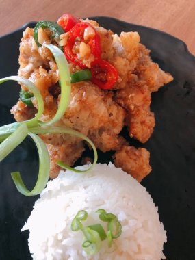 Tavuklu sarımsak ve tabakta beyaz pirinç.