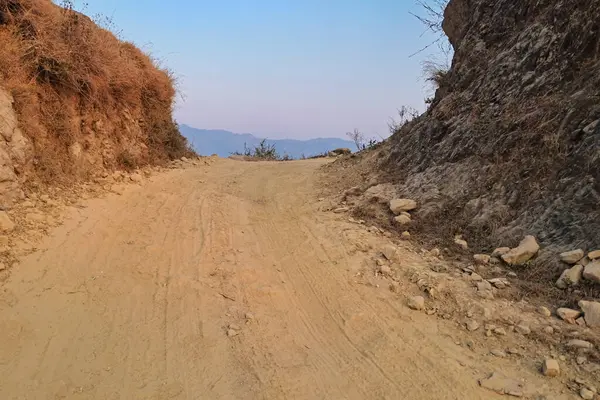 Kendinizi altın saatin sıcacık parıltısına daldırın engebeli araziyi ışıl ışıl bir ışıkla yıkarken.