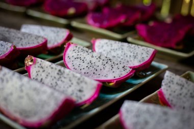 seçici odak ejderha meyveleri seramik tabaklar üzerinde düzenlenir ve müşterilere öğle yemeği servisi yapılır.