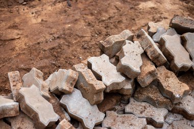 Yere yığılmış seçici odaklı tuğla blok solucanı bölge eşitlenmeye ayarlanıyor..