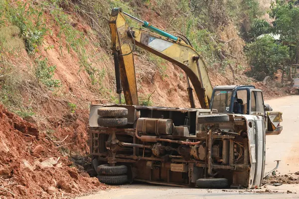 İnşaat alanında kaza yapan bir çöp kamyonu kazıcılarla yollara itiliyor. İnşaat alanında kendimi güvende hissetmiyorum.