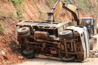 İnşaat alanında kaza yapan bir çöp kamyonu kazıcılarla yollara itiliyor. İnşaat alanında kendimi güvende hissetmiyorum.