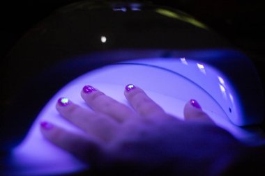 Tırnak kurutma aracında Asyalı kadınların tırnaklarını seç