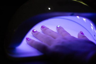 Tırnak kurutma aracında Asyalı kadınların tırnaklarını seç