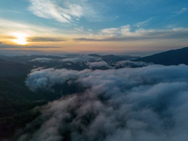 Sis denizinin yüksek açılı manzarası birçok orman alanını keşfediyor. Mükemmelliğin merkezinde yer alan orman gökyüzü efsanesi. Ve buranın manzarası kışın nefes kesici zirvesidir.