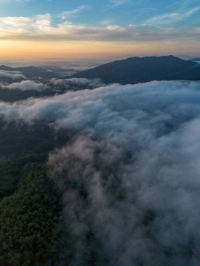 Sis denizinin yüksek açılı manzarası birçok orman alanını keşfediyor. Mükemmelliğin merkezinde yer alan orman gökyüzü efsanesi. Ve buranın manzarası kışın nefes kesici zirvesidir.