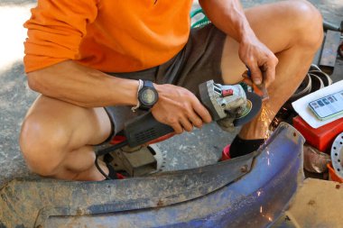 Tecrübeli bir tamircinin elinde çelik öğütücü