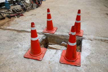 Hasarlı köprünün etrafında bir sembol olarak yerleştirilmiş turuncu bir koni var..
