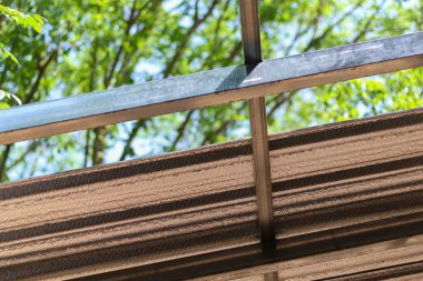 Seçici odak yalıtım tahtası ve çinko çatı galvanizli çatı ve hafif yalıtım tahtaları galvanizli çelik yapıya monte ediliyor.