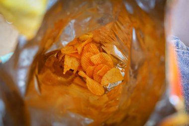 Gümüş poşette ekstra çıtır patates cipsi Baharatlı patates cipsi.