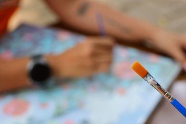 seçici odak noktası Phukal, turuncu kürk, mavi kulplu suluboya resim çalışması hayal gücünü geliştirmek için boş zamanlarında. Hayattaki stresi azaltmak için resimler çiz. Bırak sanat kalbi iyileştirsin.