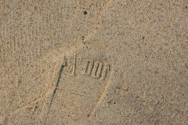 Sahilde ayakkabı izi var. Yüzde yüz numara kalıpları var..