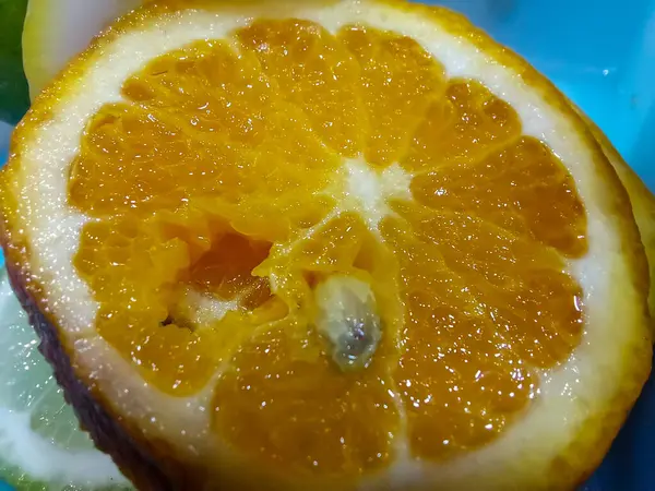 İçki dükkanının tezgahında limon dilimleri. Limonlar ferahlatıcı içecekler hazırlamak için kesilir..