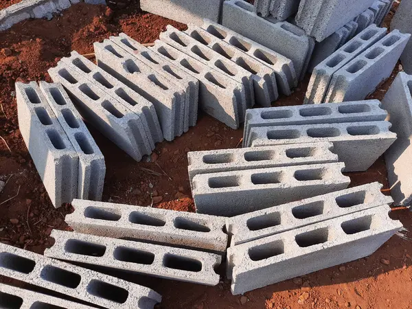 Yere yığılmış duvarlar için beton tuğlaların yüksek görüntüsü.