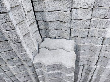 İnşaat malzemeleri mağazalarında bir sürü beton tuğla döşeme var..