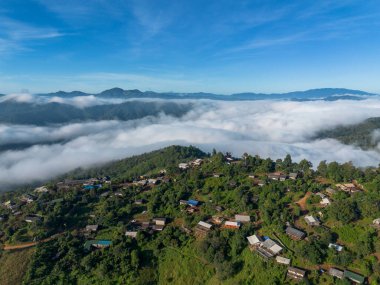Yüksek açı, yüksek dağdaki bir ormanın ortasındaki bir köydür. Gökyüzünden bakınca güzel dağı çevreleyen bir sis denizi ve köyü görebilirsiniz. 