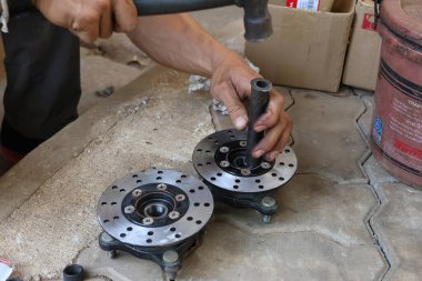 Seçici odak motorsiklet disk fren diski kaldırıldı ve tekerlek bilyelerini yenileriyle değiştirerek onarılmaya ayarlandı.