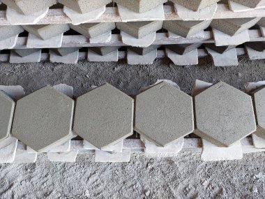 İnşaat malzemeleri mağazalarında altıgen beton tuğla döşemeler var..