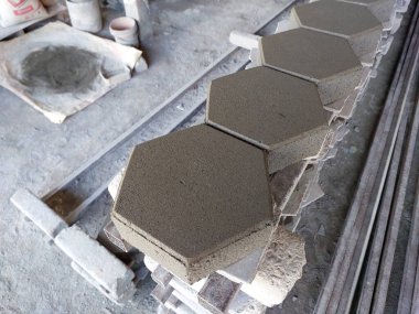 İnşaat malzemeleri mağazalarında altıgen beton tuğla döşemeler var..
