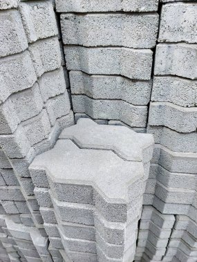 İnşaat malzemeleri mağazalarında bir sürü beton tuğla döşeme var..