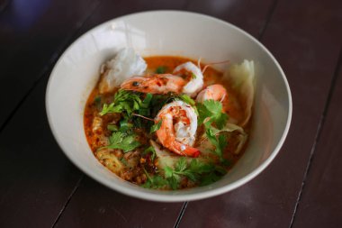 Masayı süslemek için masaya yerleştirilmiş bir kase Tom Lezzetli Karides Eriştesi 'nin içinde seçici odaklı karides nefis görünüyor. yemek fikirleri