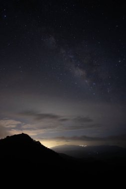 Gece gökyüzü manzarası Samanyolu Dağı 'nın tepesinde birçok yıldız ışığı vardı. Gece gökyüzü ve yıldızlar harika ve güzeldi..