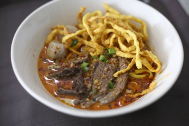 Bu menüye kuzey bölgesinden gelen Khao Soi Nuea, Tayland yemeği denir..