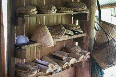 Tayland 'da bir tepedeki kabile evinde seçici odak bambu dokuma aksesuarları. Vahşi doğada bambuların birçok kullanımı vardır..