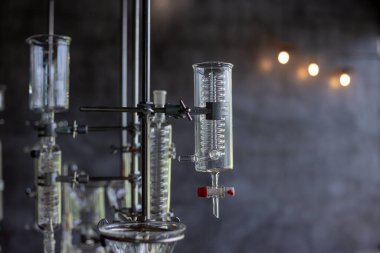 Kahve dükkanı damıtma ekipmanları için seçici odaklı cam tüpleri bilim laboratuarlarında kullanılan cam bobinli tüpleri kullanarak..