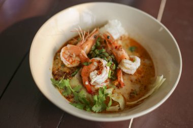 Masayı süslemek için masaya yerleştirilmiş bir kase Tom Lezzetli Karides Eriştesi 'nin içinde seçici odaklı karides nefis görünüyor. yemek fikirleri