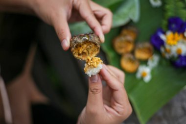 Seçici odaklanma Ricefield yengeçleri kabuklarında. Na 'nın yemesini ve tabağı doğal çiçeklerle süslemesini izle. Muz yapraklarına sarılı pilavla ye. Basit Tayland yemekleri pirinç tarlalarında bulunur..