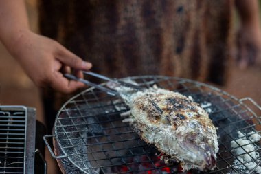 Seçici odak noktası Büyük tilapia tuza bulanmış ve kömür ızgarasında ızgara, yazı için yeri var tuzlanmış balık ızgarasında, basit bir yemek.