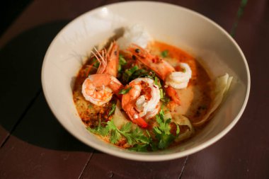 Masayı süslemek için masaya yerleştirilmiş bir kase Tom Lezzetli Karides Eriştesi 'nin içinde seçici odaklı karides nefis görünüyor. yemek fikirleri