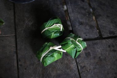 Ormanda öğle yemeği yemek için muz yapraklarına sarılmış seçici pirinç.