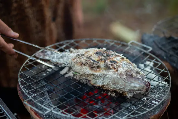 Seçici odak noktası Büyük tilapia tuza bulanmış ve kömür ızgarasında ızgara, yazı için yeri var tuzlanmış balık ızgarasında, basit bir yemek.