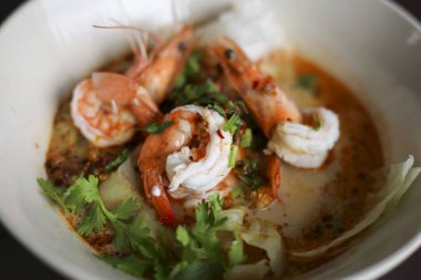 Masayı süslemek için masaya yerleştirilmiş bir kase Tom Lezzetli Karides Eriştesi 'nin içinde seçici odaklı karides nefis görünüyor. yemek fikirleri