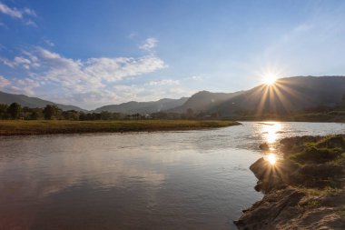 Gün batımları, dağlar, nehirler, güzel otlaklar. Akşamları hava berrak, su boyunca kayalar ve gökyüzü çok güzel. Metin için boşluk var.