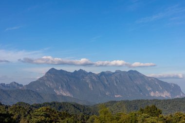 Dağ manzarası, Doi Luang Chiang Dao Gökyüzünde bulutlar var. Tayland 'daki güzel dağ manzarası