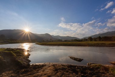 Gün batımları, dağlar, nehirler, güzel otlaklar. Akşamları hava berrak, su boyunca kayalar ve gökyüzü çok güzel. Metin için boşluk var.