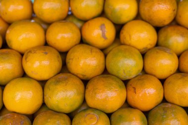 Portakal rengi mandalinaları bir meyve standında güzelce yerleştirmek.