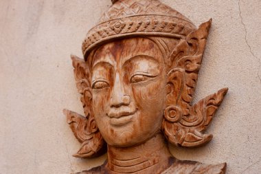 Tayland tanrılarının oyulmuş tahta kafaları bir keşişin kafasını andırıyor. Tayland tapınaklarında yaygın olarak kullanılan ahşap oymalar..