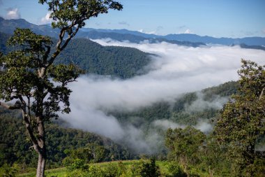 Yüksek açılı manzara dağları, sis, parlak gökyüzü. Metin için boşluk var.