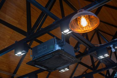 Modern siyah tavana monte edilmiş kare klima. Modern bir kafede, metin için yer vardır..