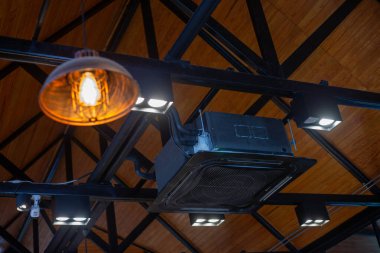 Modern siyah tavana monte edilmiş kare klima. Modern bir kafede, metin için yer vardır..